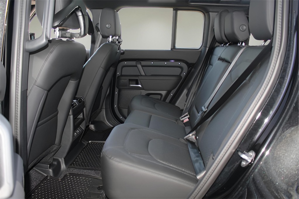 2025 Land Rover Defender 110 S photo 13