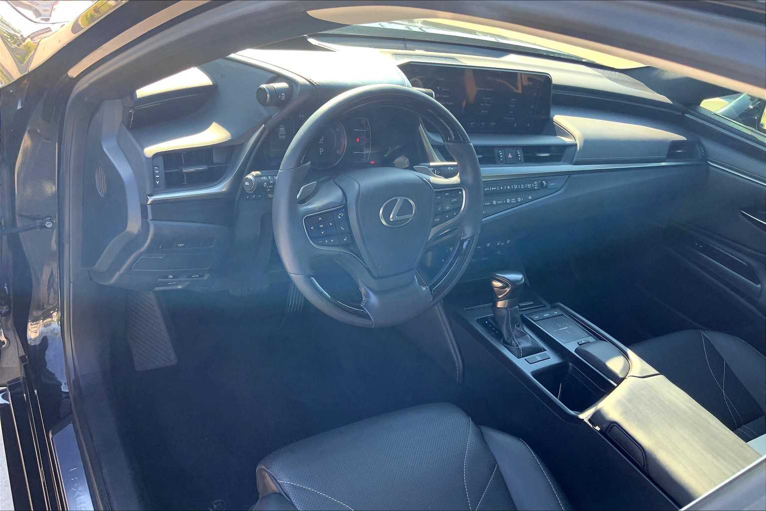 2019 Lexus ES Luxury photo 17