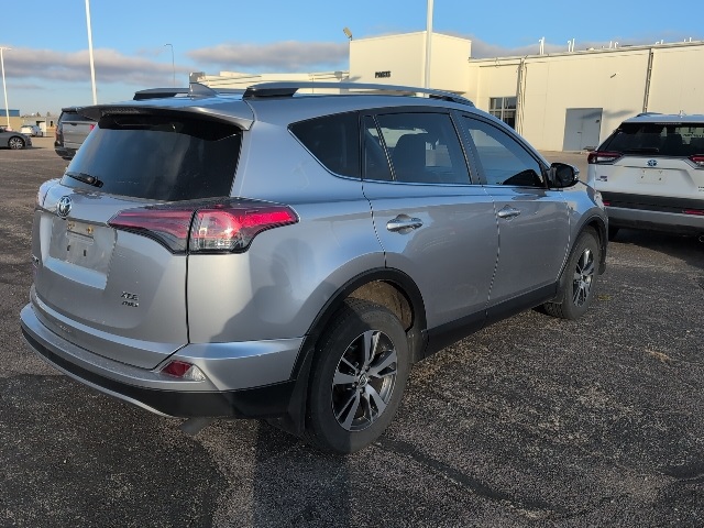 2018 Toyota RAV4 XLE photo 2