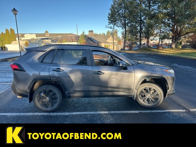 2022 Toyota RAV4 SE's photo