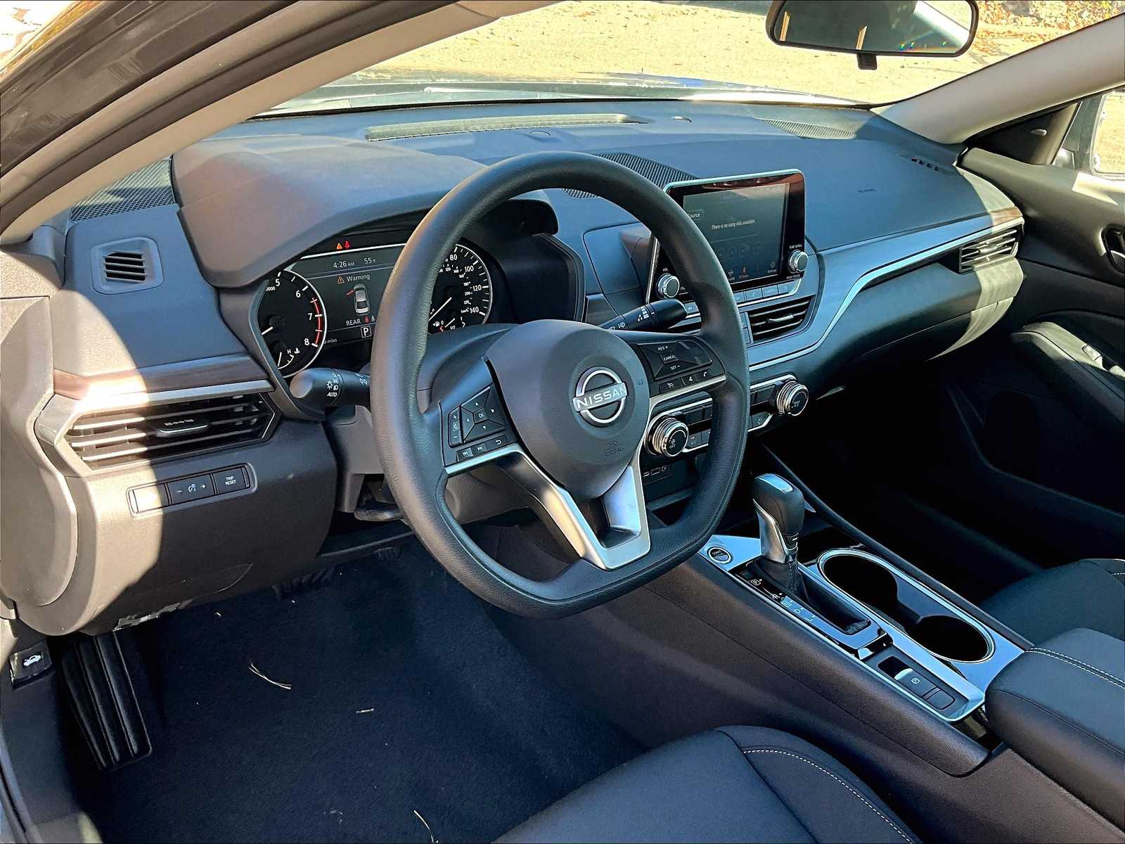 2024 Nissan Altima 2.5 SV photo 3