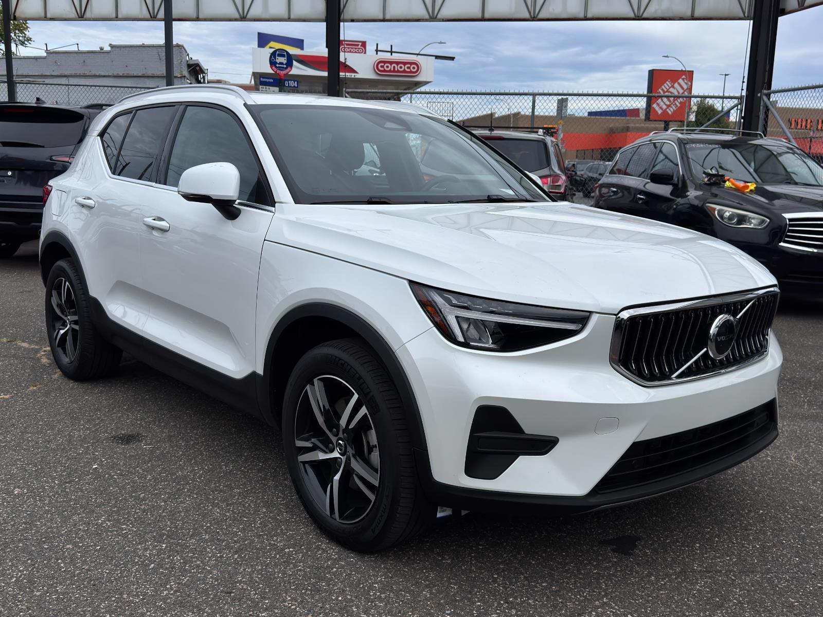2025 Volvo XC40 Core photo 3