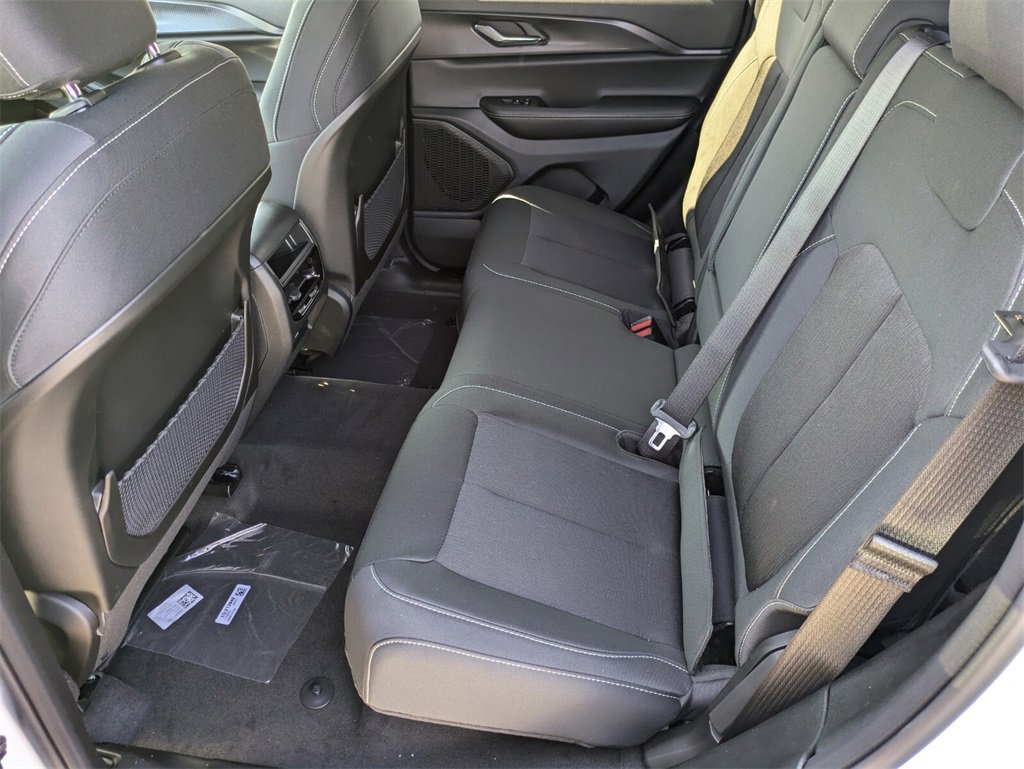 2025 Jeep Grand Cherokee Laredo photo 4