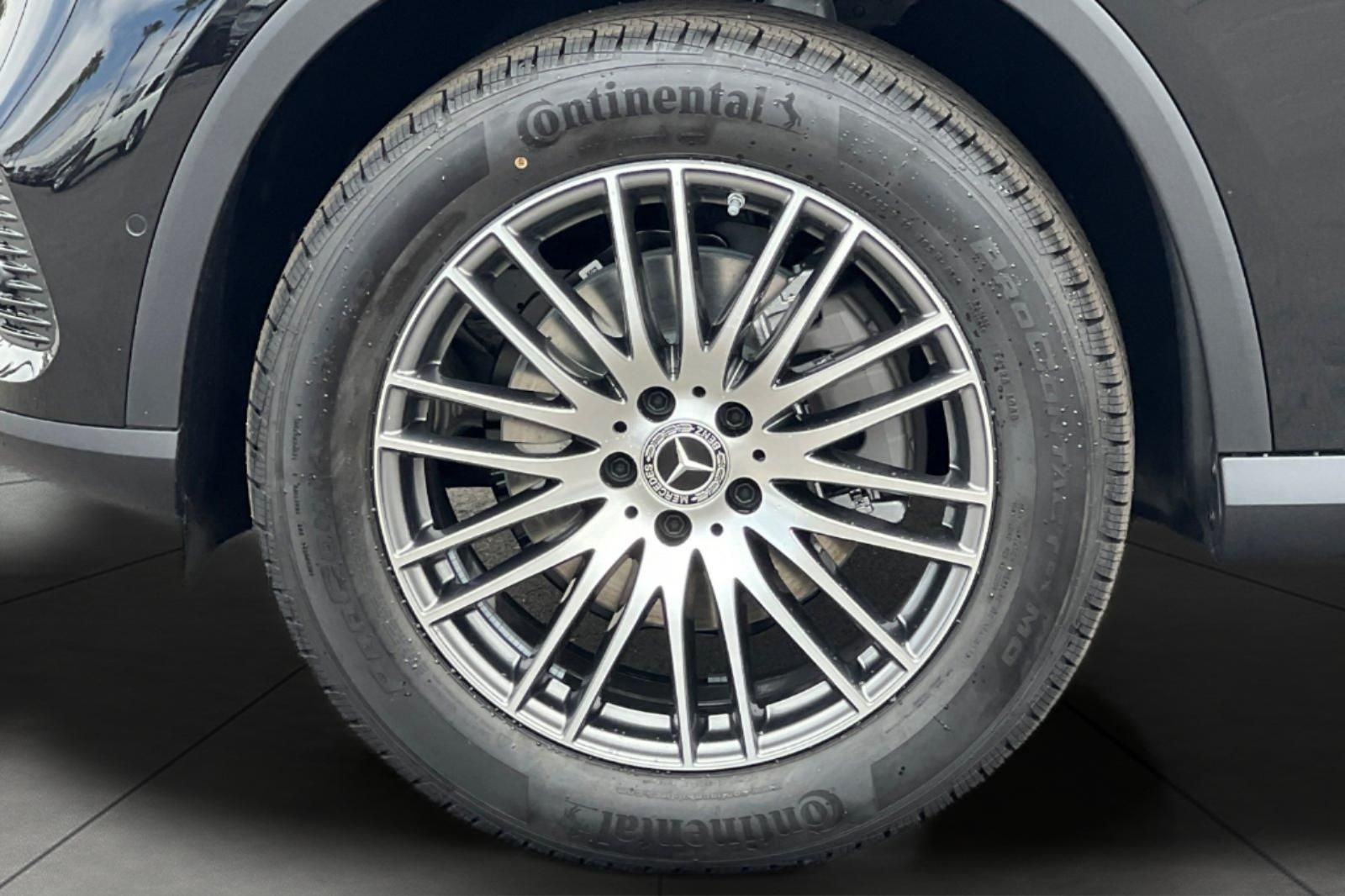 2025 Mercedes Benz GLC 300 photo 3