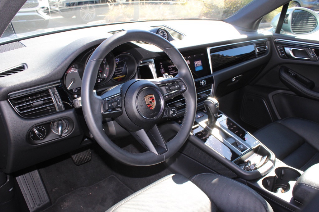 2025 Porsche Macan Base photo 4
