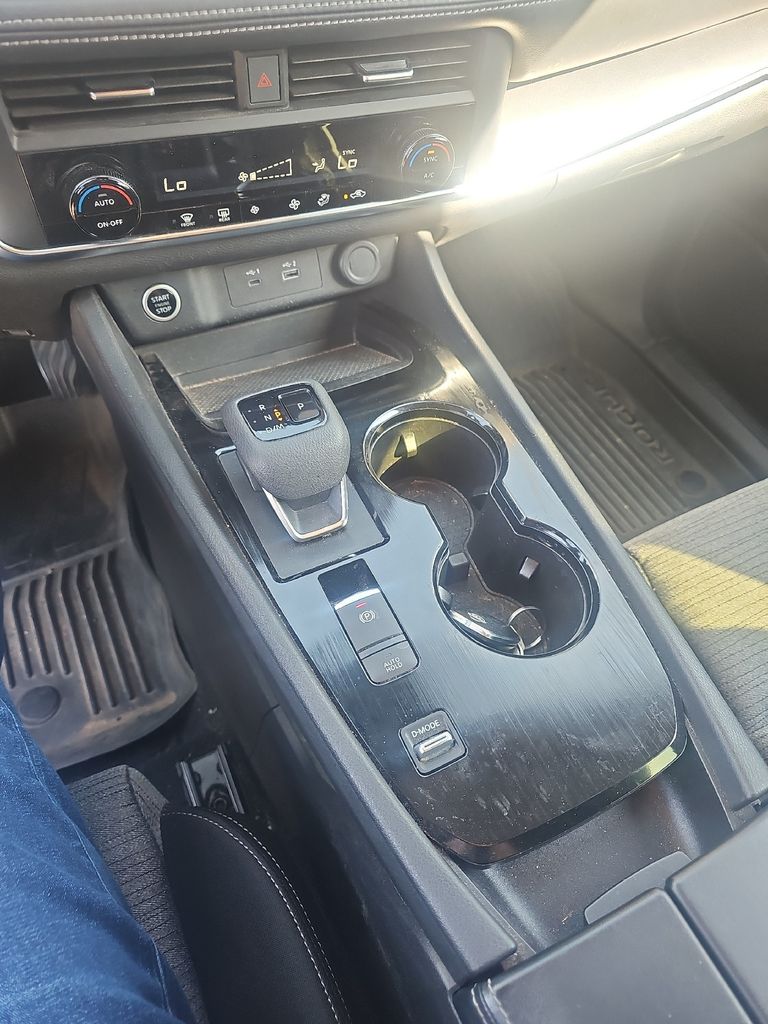 2023 Nissan Rogue SV photo 4