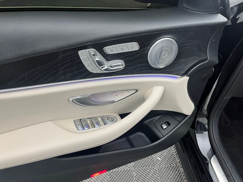 2017 Mercedes Benz E 300 photo 22