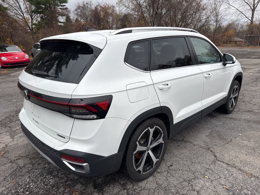 2025 Volkswagen Taos SEL photo 4