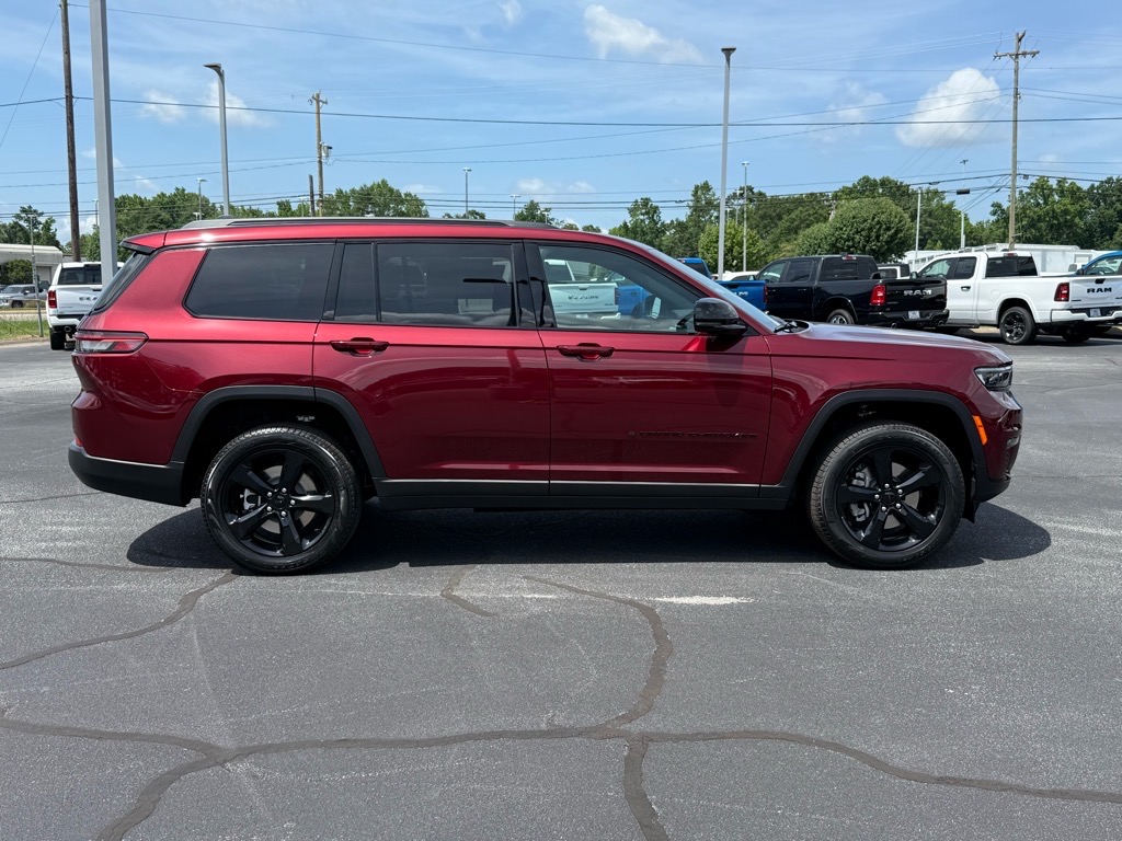 2025 Jeep Grand Cherokee Limited photo 2