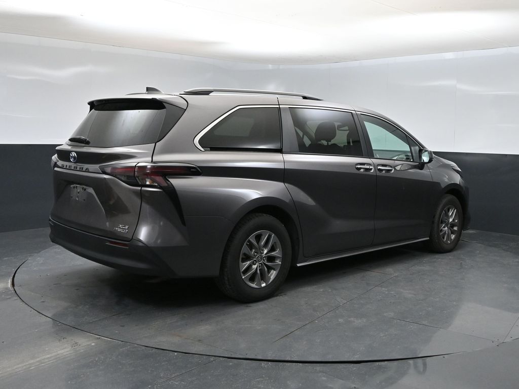 2024 Toyota Sienna XLE photo 2