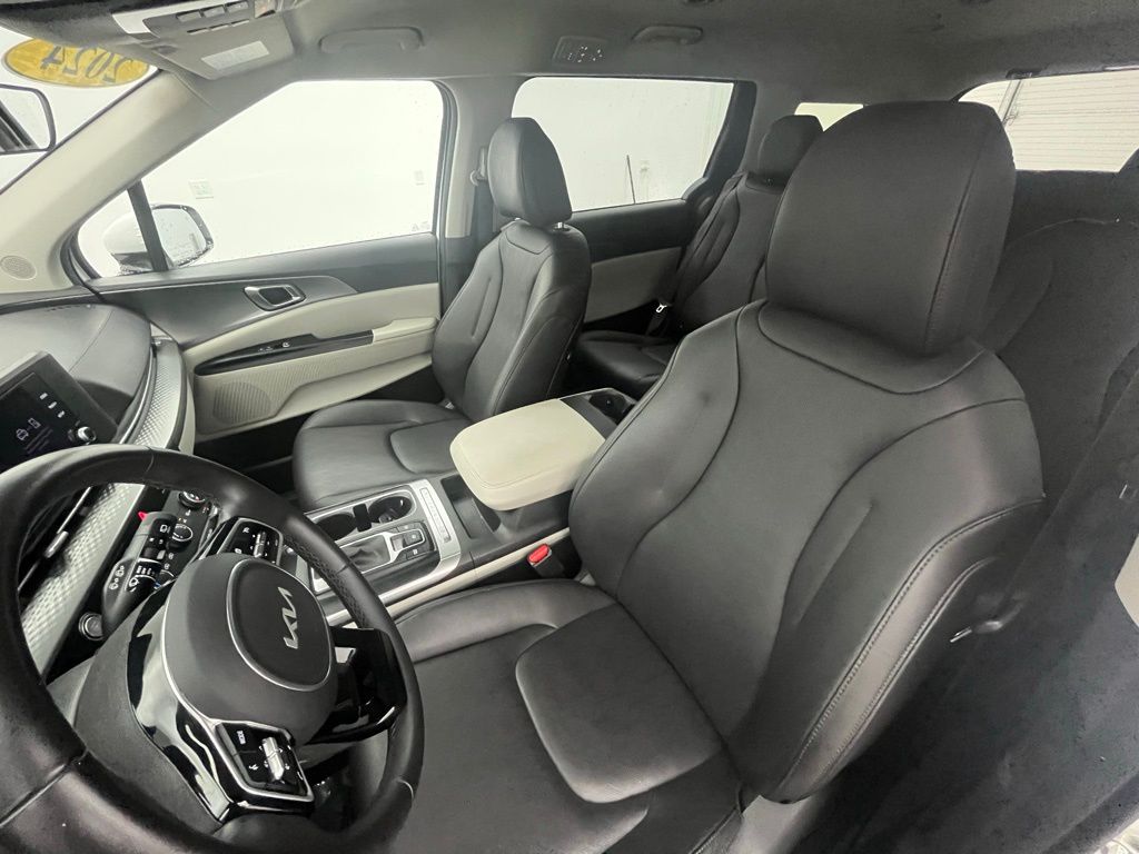 2024 Kia Carnival LX photo 25