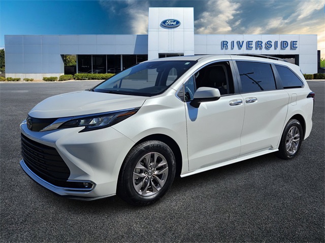 2023 Toyota Sienna XLE photo 3
