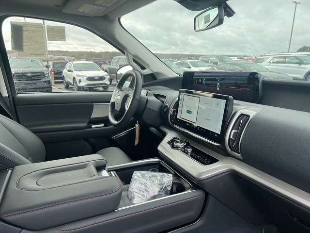 2025 Ford Expedition photo 3