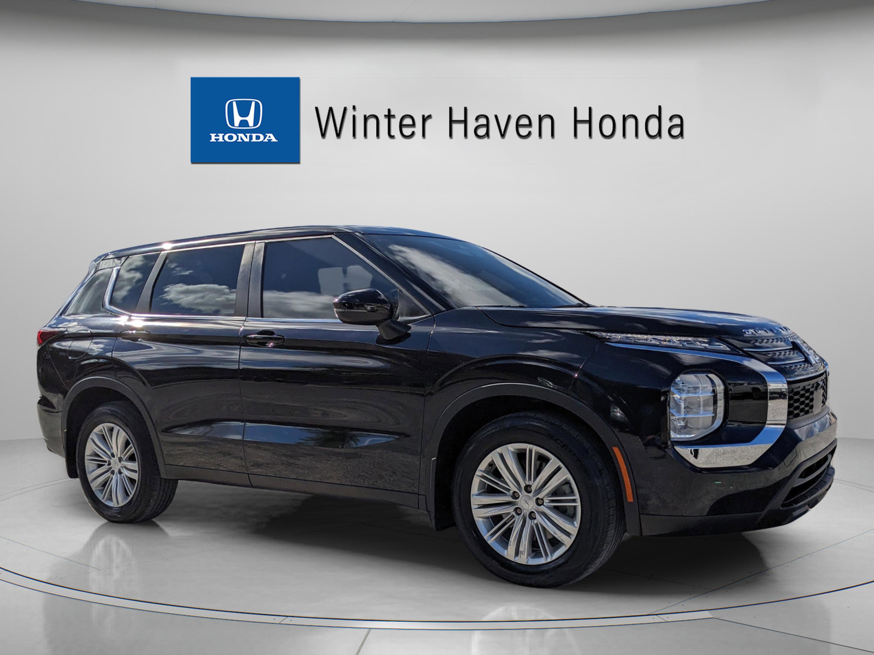 2023 Mitsubishi Outlander ES's photo