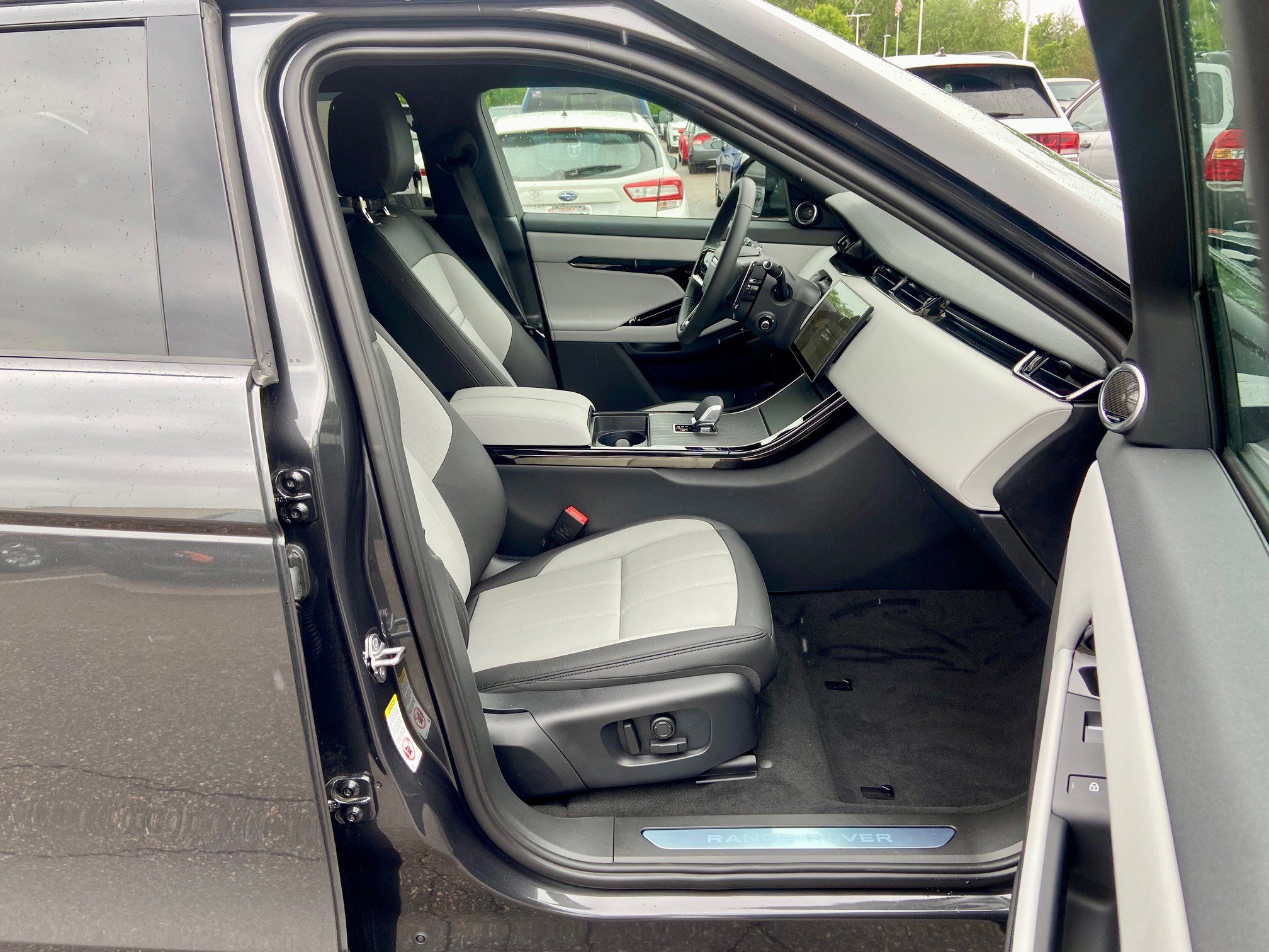 2026 Land Rover Range Rover Evoque Dynamic SE photo 3
