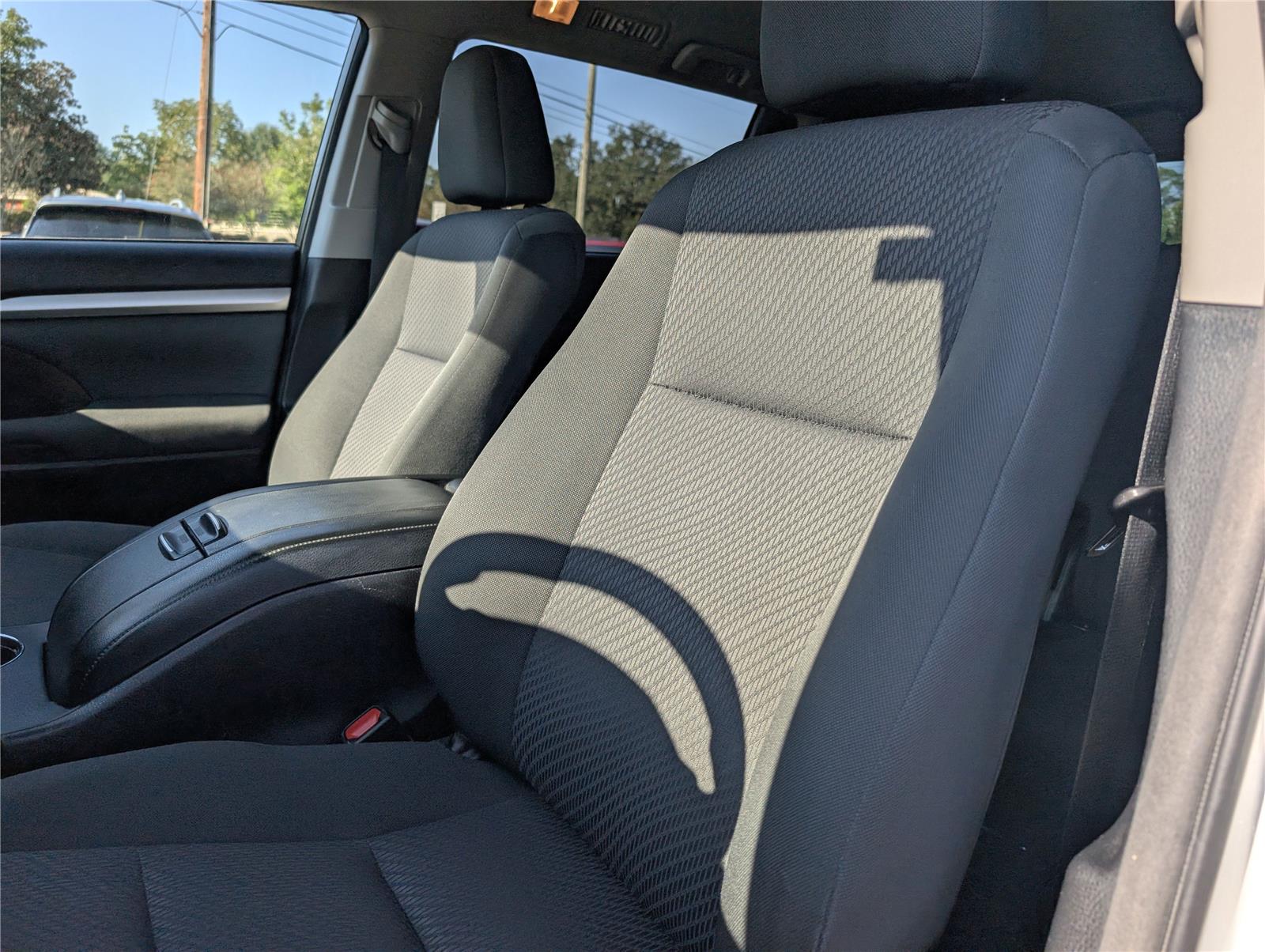 2018 Toyota Highlander LE photo 11