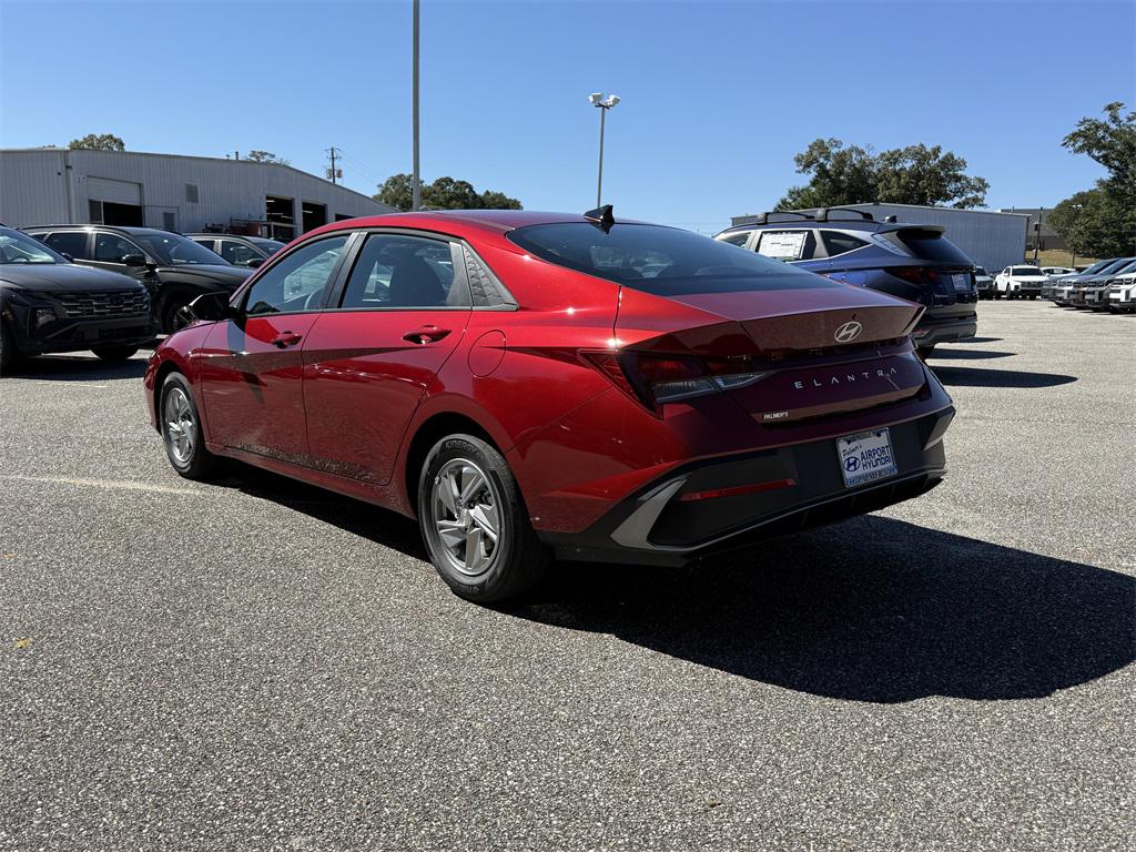 2025 Hyundai Elantra SE photo 4