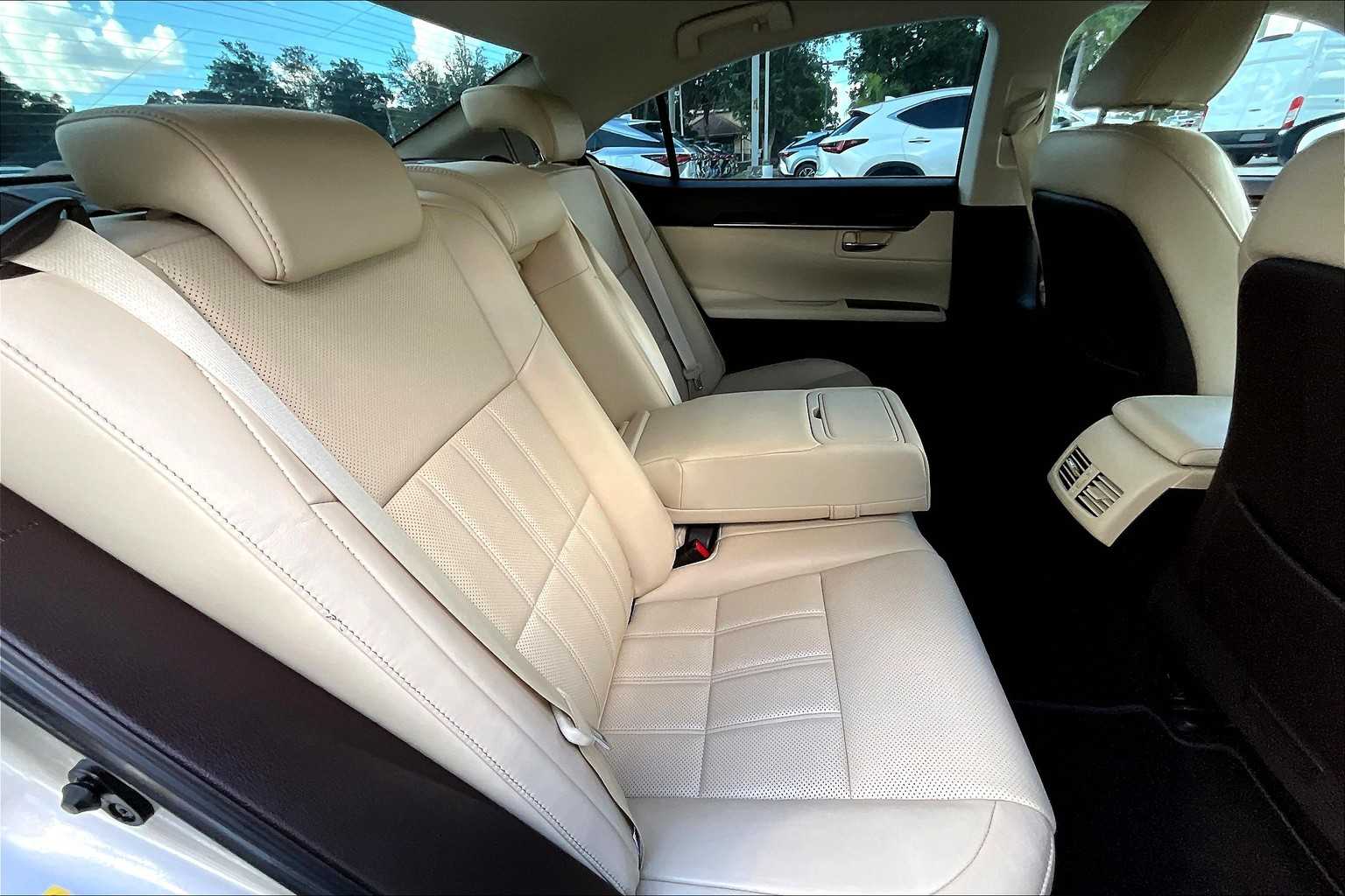 2017 Lexus ES 350 photo 19