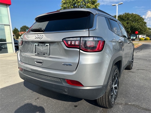 2024 Jeep Compass Latitude photo 3