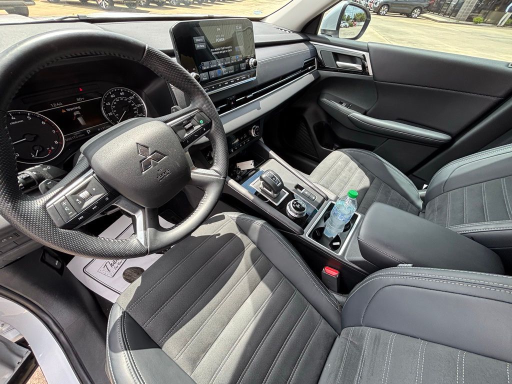 2024 Mitsubishi Outlander SE photo 10