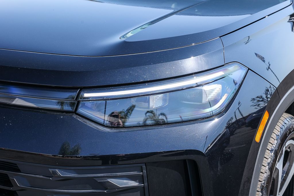 2025 Volkswagen Tiguan SE photo 2