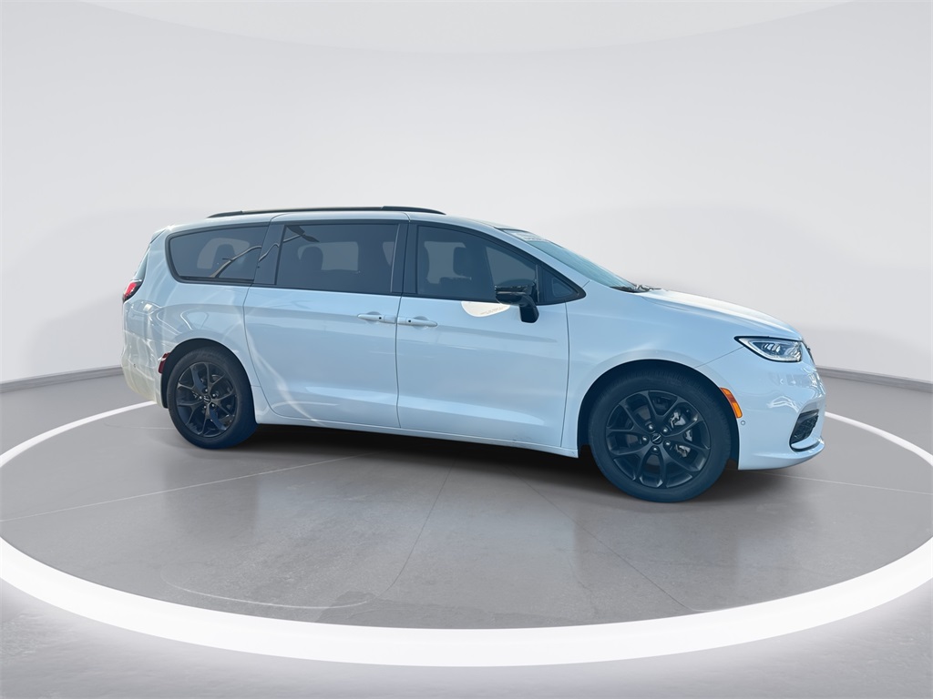2024 Chrysler Pacifica Touring L photo 9