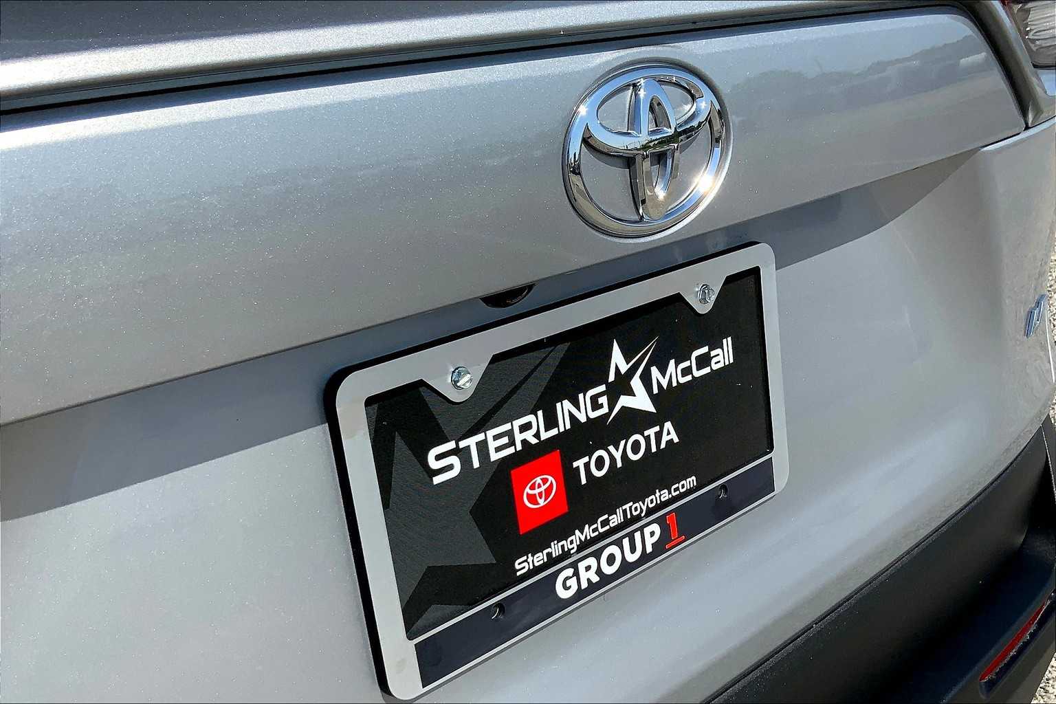 2019 Toyota RAV4 LE photo 9