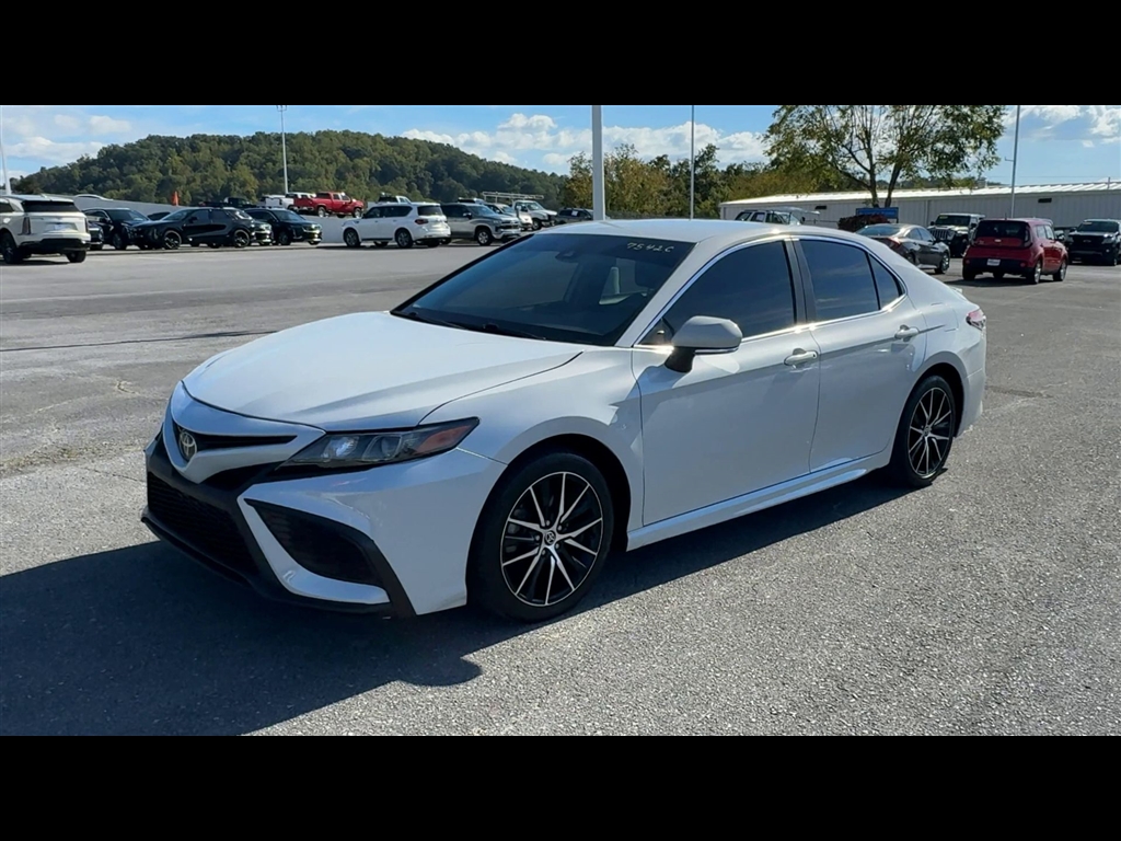 2022 Toyota Camry SE photo 3