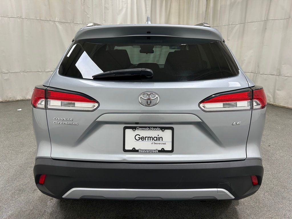 2023 Toyota Corolla Cross LE photo 3
