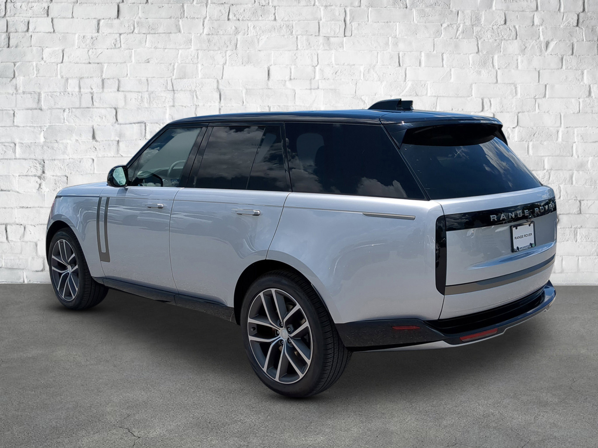 2025 Land Rover Range Rover SE photo 4
