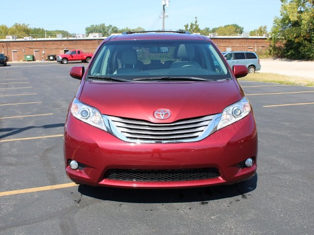 2017 Toyota Sienna XLE photo 3