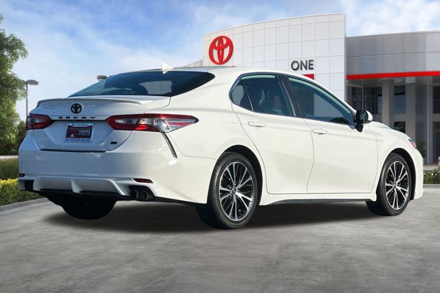 2019 Toyota Camry SE XLE photo 4