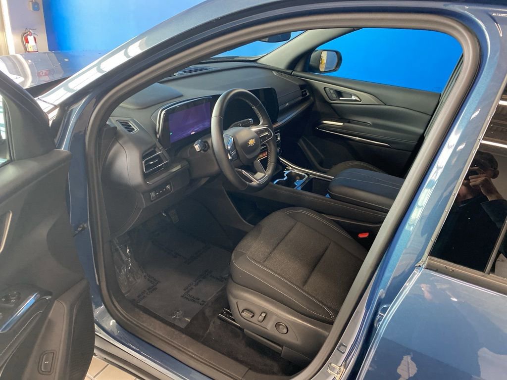 2025 Chevrolet Traverse photo 2