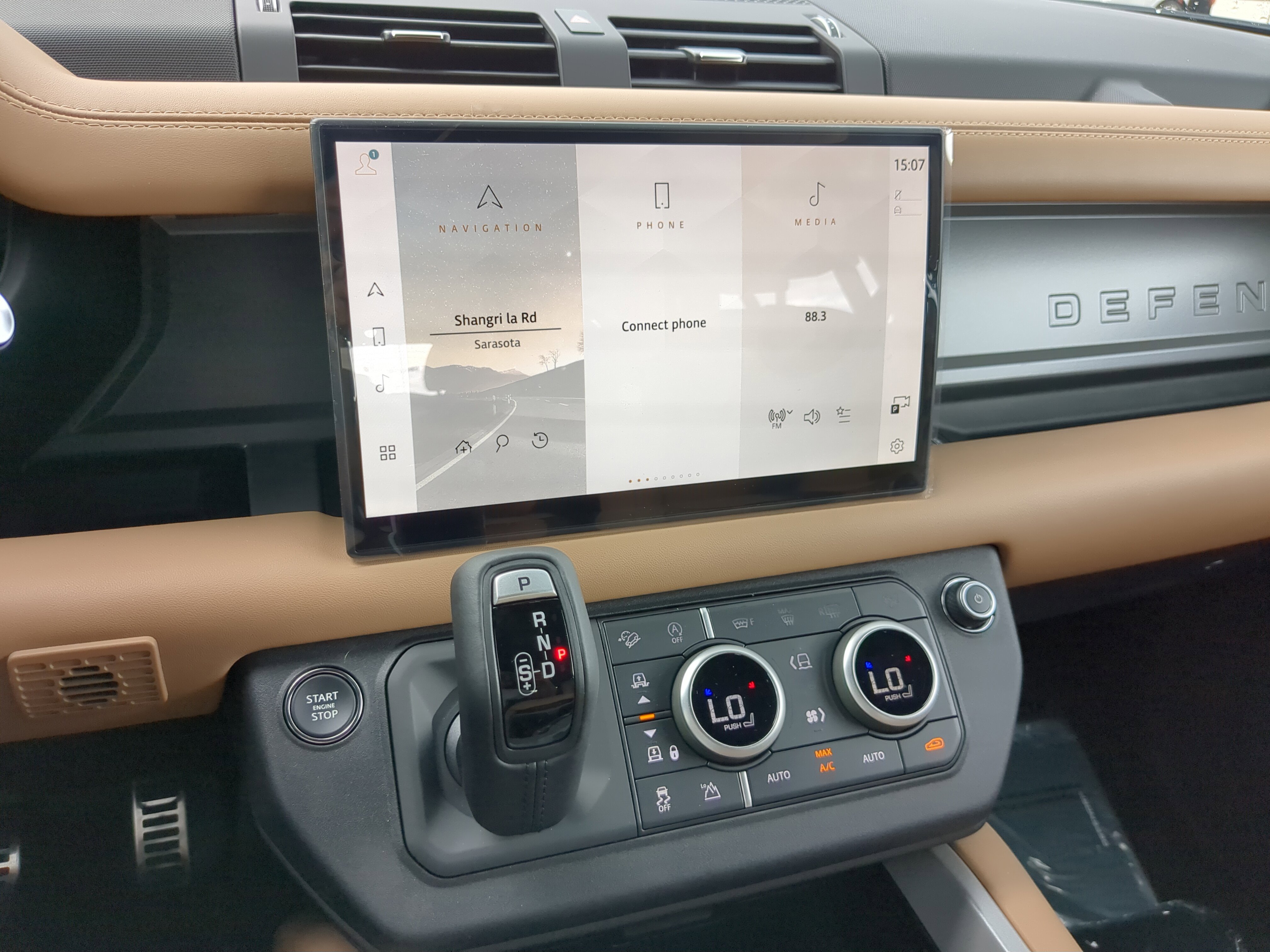 2025 Land Rover Defender 130 V8 photo 4