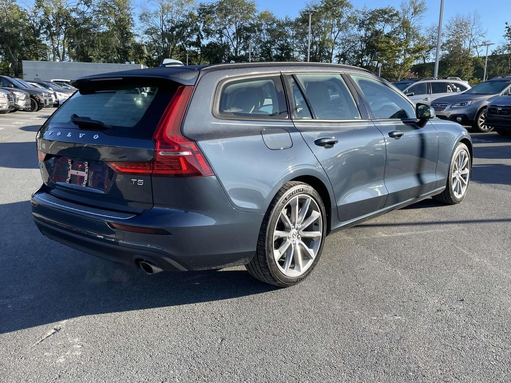 2020 Volvo V60 T5 Momentum photo 25