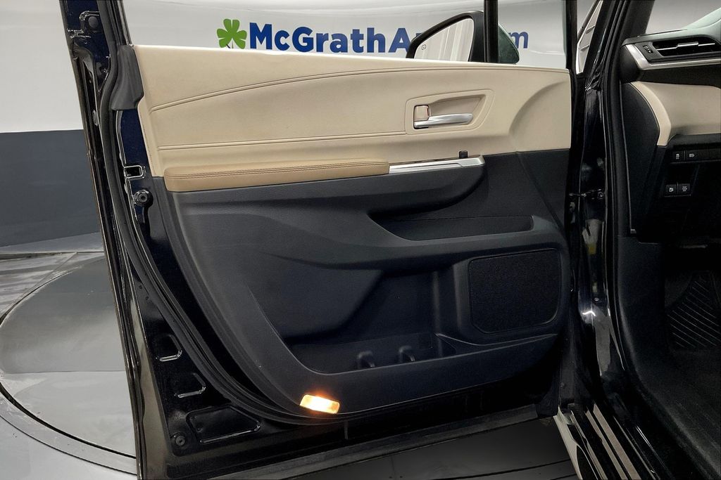 2023 Toyota Sienna XLE photo 21