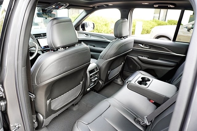 New 2025 Baltic Gray Metallic Clear-Coat Exterior Paint Jeep Limited image 22