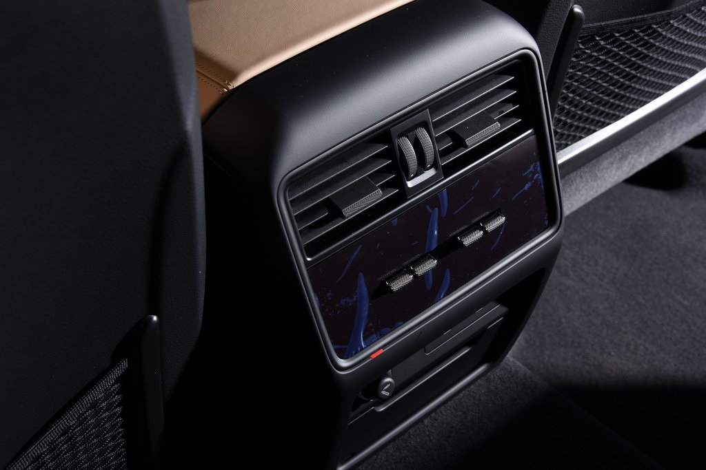 2025 Porsche Cayenne photo 36