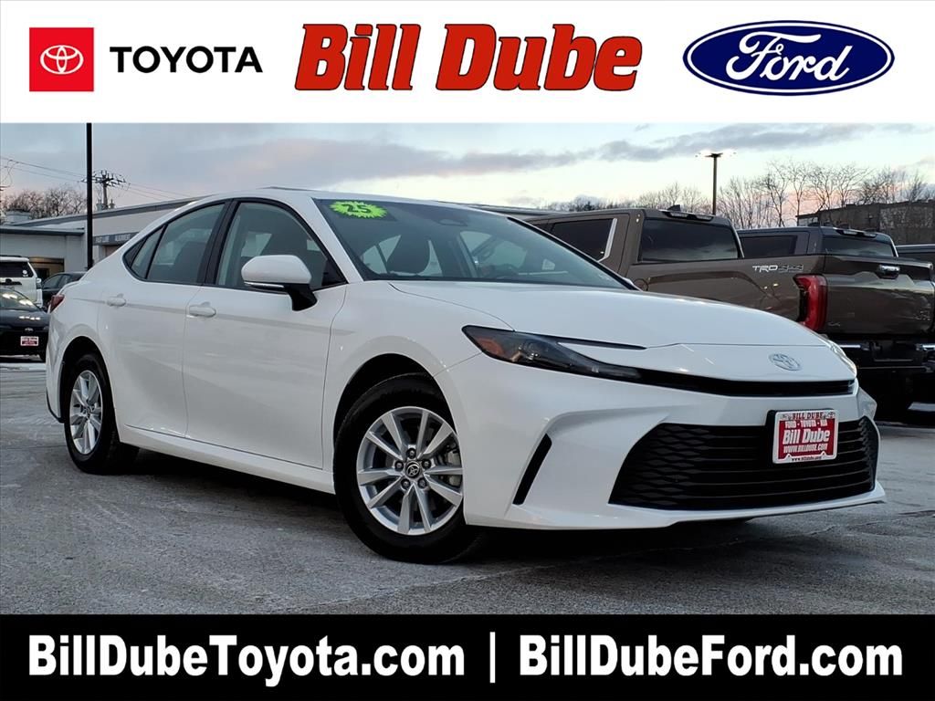 2025 Toyota Camry LE's photo