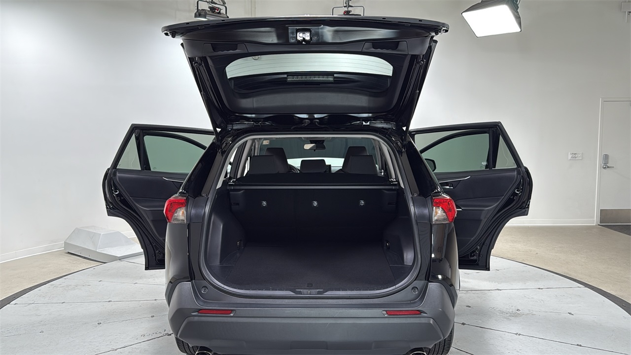 2021 Toyota RAV4 XLE photo 14