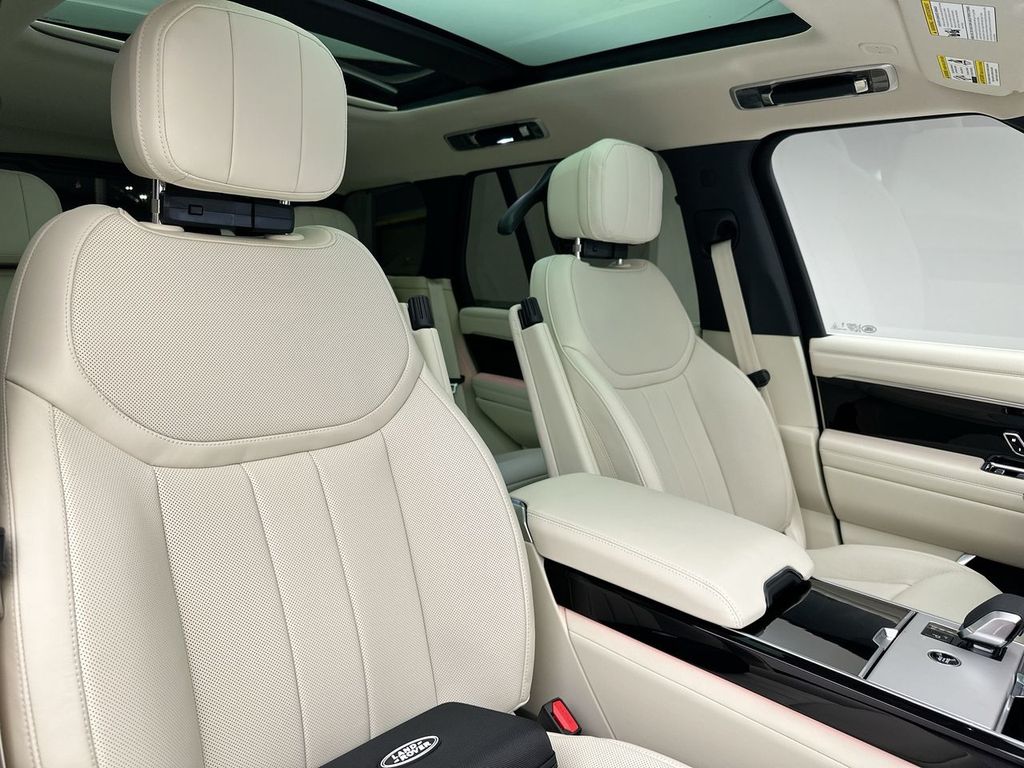 2025 Land Rover Range Rover SE photo 5