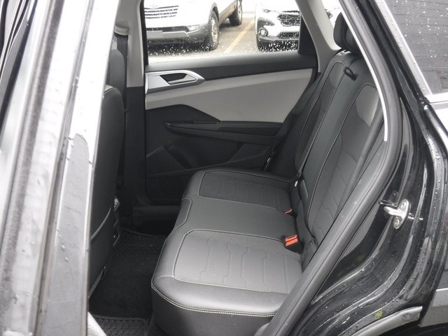 2025 Volkswagen Taos SE photo 26