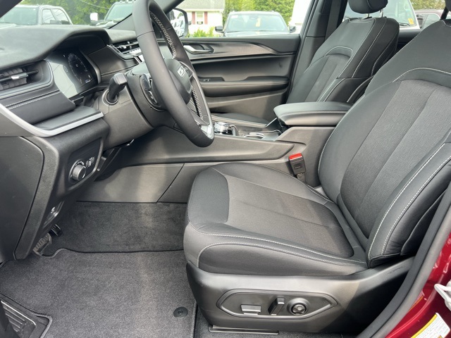 2025 Jeep Grand Cherokee Laredo X photo 4