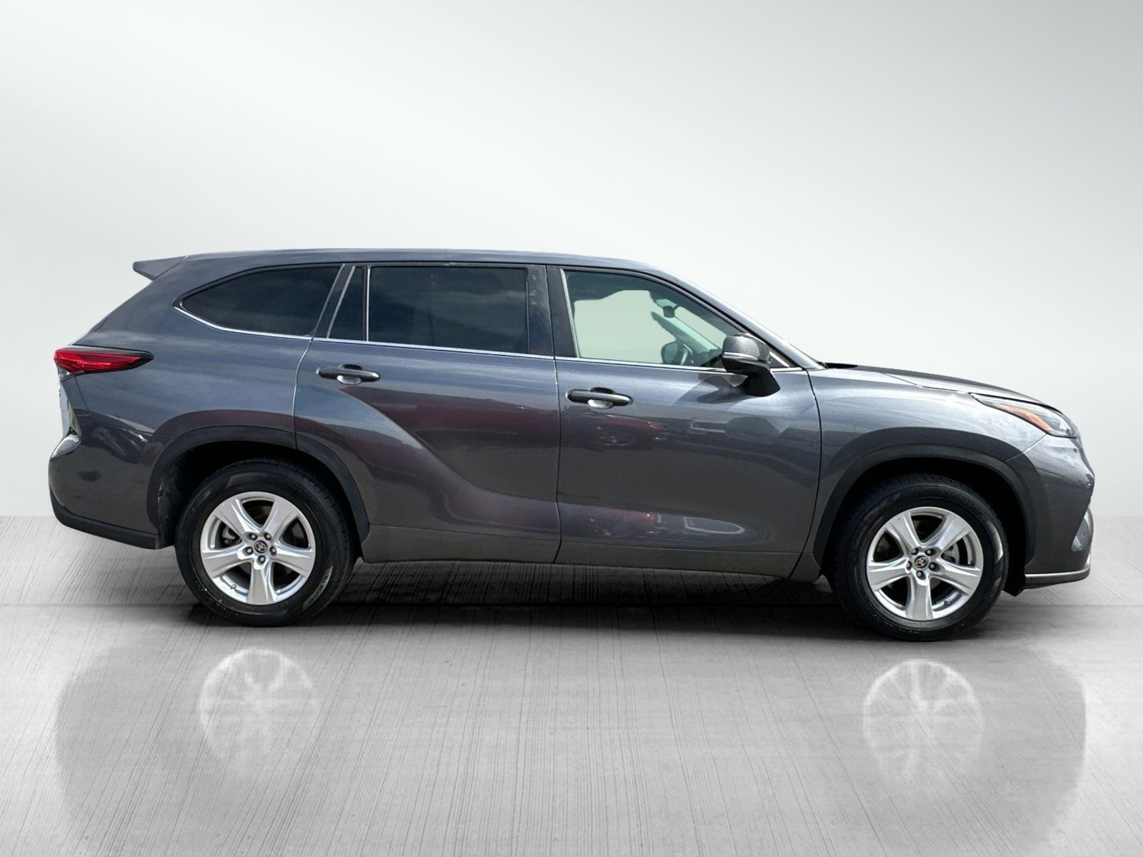 2023 Toyota Highlander L photo 3