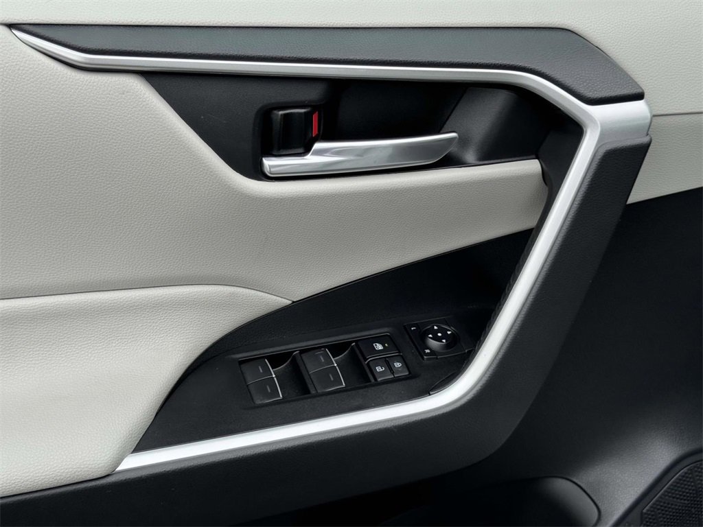 2022 Toyota RAV4 Hybrid XLE photo 16