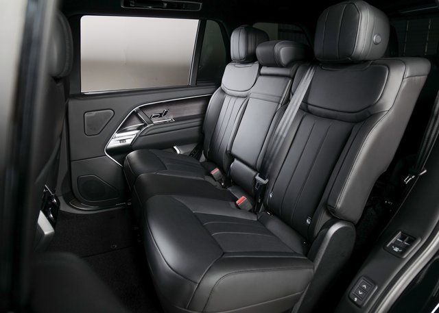 2025 Land Rover Range Rover SE photo 4