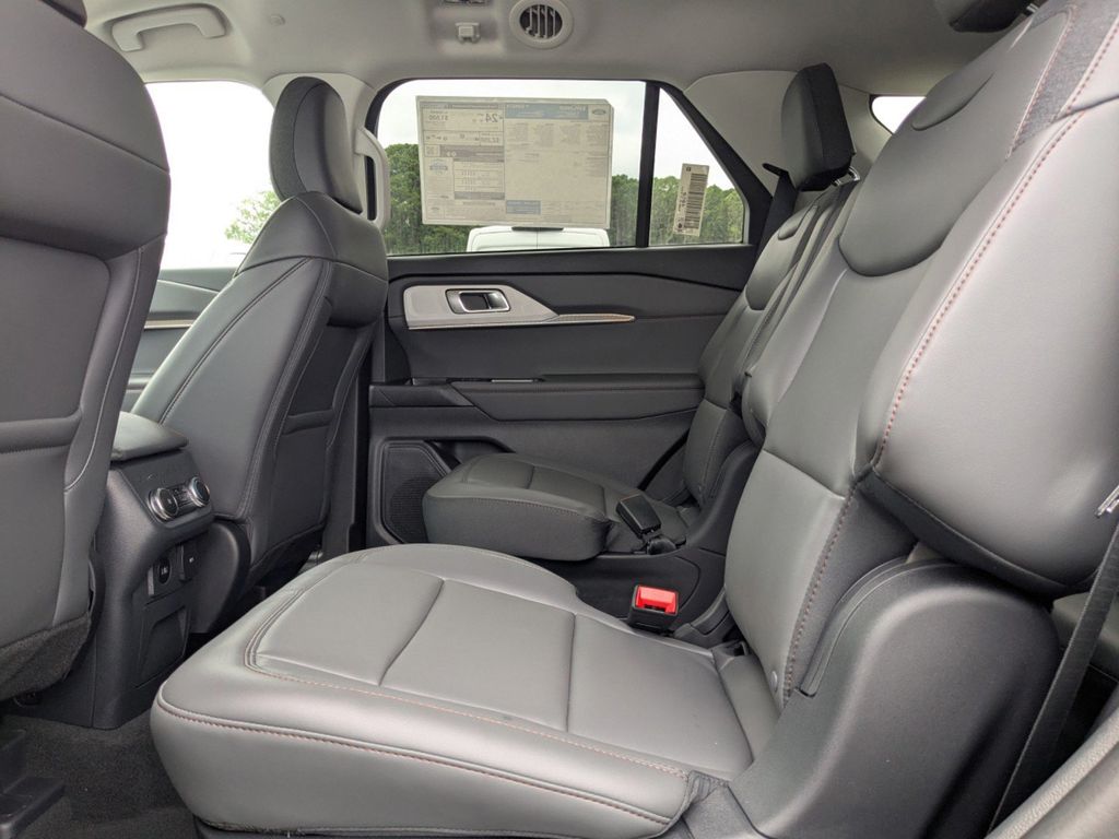 2025 Ford Explorer photo 7