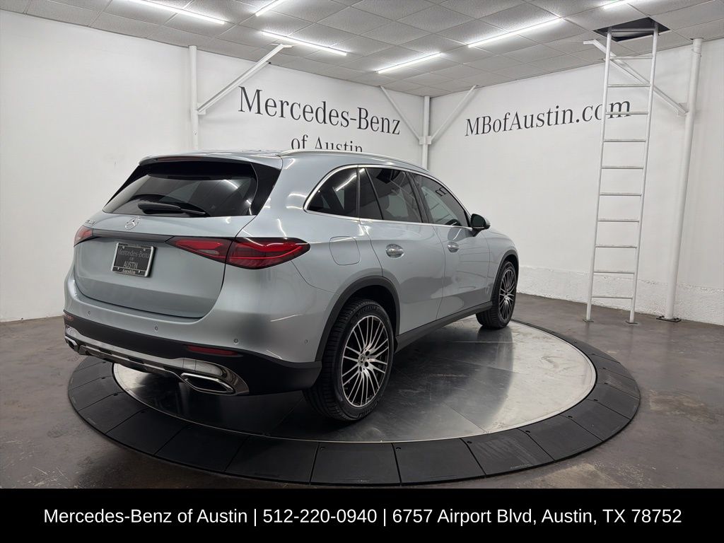 2025 Mercedes Benz GLC 300 photo 4
