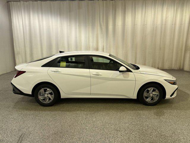 2025 Hyundai Elantra SE photo 4