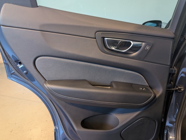 2022 Volvo XC60 R-Design photo 22